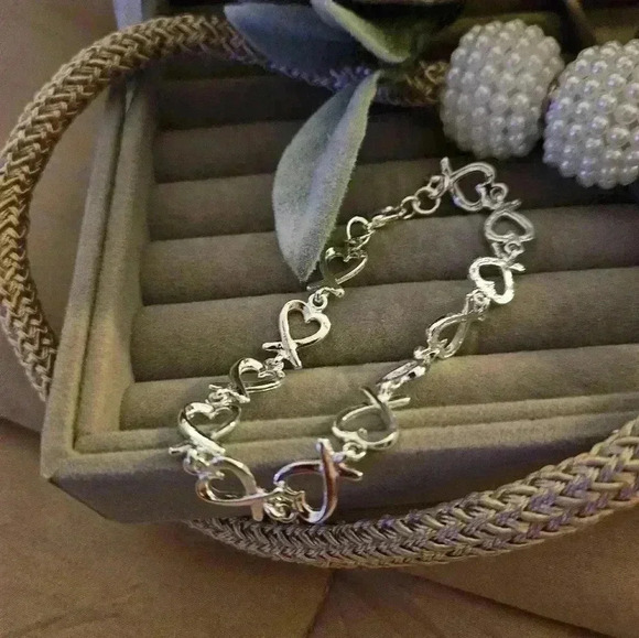Glamorous, Sterling silver plated, ribbon, heart-shaped bracelet. - Picture 3 of 3